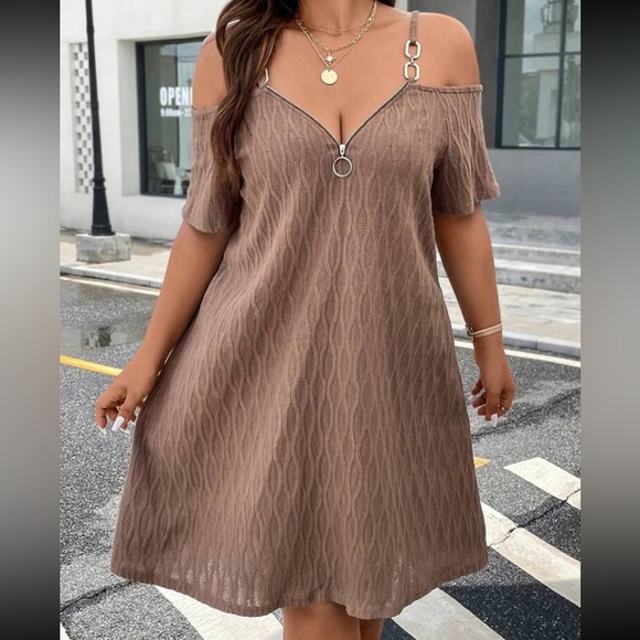 NWOT Cold Shoulder O-ring Detail Zip Front Dress - Picture 1 of 4